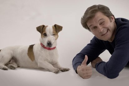 El perro Ramsés y el actor Salva Reina, protagonistas de la comedia de TVE-1 Sabuesos.