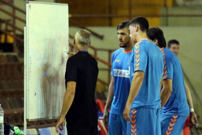 Rafa Guijosa, junto a algunos de sus jugadores en el primer entrenamiento de la temporada.