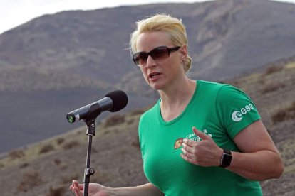 La astronauta de la Nasa Kathleen Rubins aprende geología en Lanzarote estos días. ELVIRA URQUIJO A.