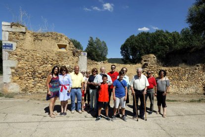 Integrantes de la Junta Vecinal de Villaverde de Arriba con parte del vecindario frente a las ruinas de la ermita. MARCIANO PÉREZ