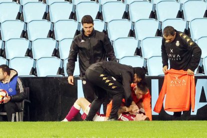 Santi Samanes en el momento de lesionarse en el partido que la Cultural disputó frente al Celta Fortuna el pasado sábado en Balaidos. ANTONIO LOF