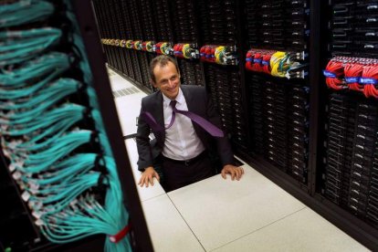 El ministro de Ciencia y Tecnología, Pedro Duque, con el supercomputador MareNostrum 4 en una foto de archivo. ENRIC FONTCUBERTA