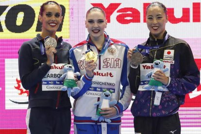 Carbonell, junto a la rusa Kolesnichenko, que fue oro, y la japonesa Inui, que conquistó el bronce. J. H.