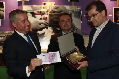 Javier Gómez, del Restaurante Madrid, Fernando Salguero y Manuel Ramos en la entrega del premio.