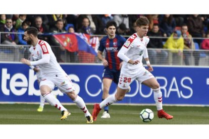 Josep Señé, a la derecha, durante un encuentro con la Cultural frente al Huesca en Segunda División. MARCIANO PÉREZ