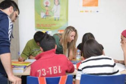 Cuatro de los alumnos que participan en el proyecto de Secretariado Gitano, junto a sus monitores.