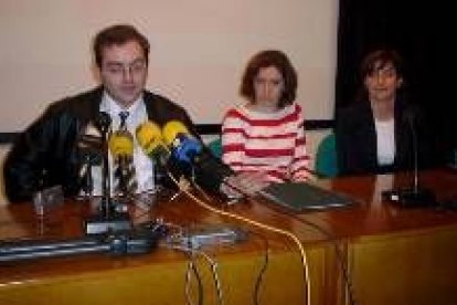 Félix Barrio, Ana Gutiérrez y Beatriz Urbano, ayer en el campus berciano