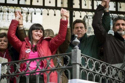 Ruth Ortuiz (izquierda) durante una concentración a favor de la prisión permanente revisable.