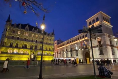 Botines y el Palacio de los Guzmanes se iluminan hoy de amarillo. RAMIRO