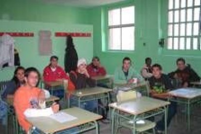 Los jóvenes en una de sus primeras clases del día