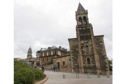 La iglesia de San Andrés, frente al castillo templario.