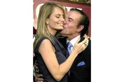 Menem celebra con su esposa la victoria en la primera vuelta