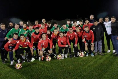 Plantilla, cuerpo técnico y directivos posan en La Eragudina sobre un césped en el que este miércoles el club maragato buscará firmar una gesta frente al Sevilla y con el apoyo de su afición en las gradas. FERNANDO OTERO