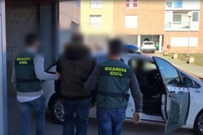 Imagen facilitada por la Guardia Civil con el momento de la detención en Bembibre. GUARDIA CIVIL