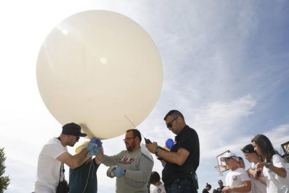 Varias personas preparan el lanzamiento de globo sonda