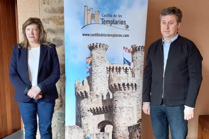 María Antonia Gancedo y José Antonio Fernández, con la imagen del logotipo. DL