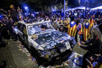 Aspecto de uno de los vehículos de la Guardia Civil destrozado por los independentistas. QUIQUE GARCÍA