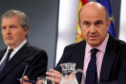 El ministro portavoz, Íñigo Méndez de Vigo, y el ministro de Economía, Luis de Guindos, en la rueda de prensa posterior al Consejo de Ministros.