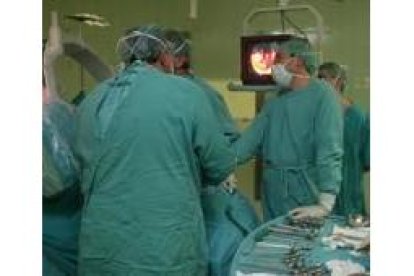 Un equipo de cirujanos leoneses durante el transcurso de una intervención quirúrgica