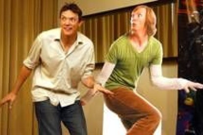 El actor Matthew Lillard junto al cartel promocional de su personaje Shaggy Rogers