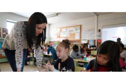 Una profesora del colegio Lope de Vega, en plena clase. JESÚS F. SALVADORES