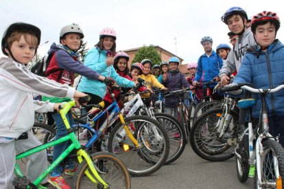 La cita congrega a participantes de todas las edades, aunque los niños ganan en protagonismo.