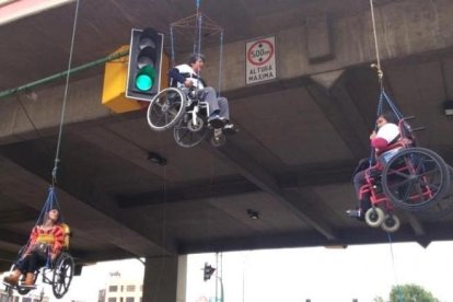 Personas con discapacidad se cuelgan de un puente en Bolivia.