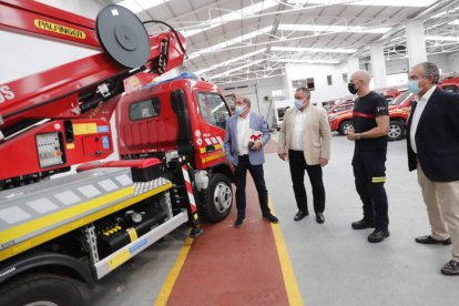 Pellitero, Morán, Bailón y Alonso, ayer, en la nave del parque móvil del Sepeis. RAMIRO