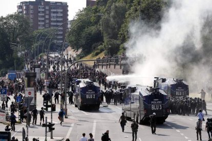 La policía carga contra los manifestantes en Hamburgo. R. WITTEK