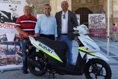 Los organizadores desgranan las novedades en la plaza Mayor de La Bañeza. RUBÉN PRIETO