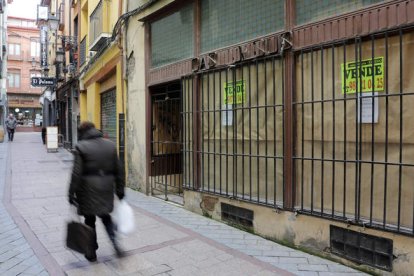 Calle Escalerillas, en las inmediaciones de la plaza Mayor, antes comercial; ahora sólo quedan abiertos bares. SECUNDINO PÉREZ