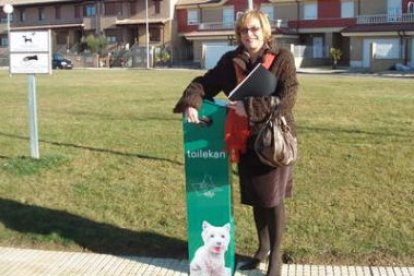 Manoli Ordás junto al espacio para perros Toilekan.