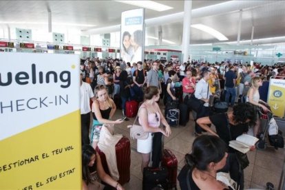 Colas en la terminal de Vueling de El Prat el pasado 1 de julio.