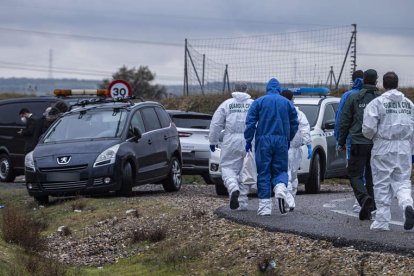 La Policía Judicial de la Guardia Civil en el, lugar del crimen. ÁNGELES VISDÓMINE