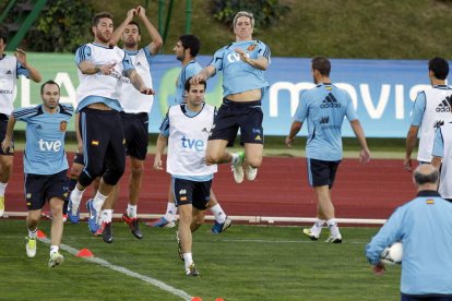 Del Bosque dirigió ayer el primer entrenamiento de La Roja. Hoy toca viaje hacia Bielorrusia.