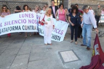 Francisco Fernández, en el momento de descubrir la placa.