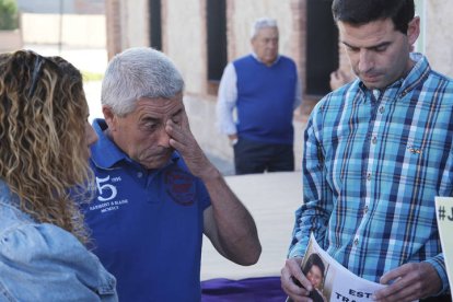 El padre de Esther López, Miguel, momentos antes del inicio de una concentración en Traspinedo. FERNANDO SANZ