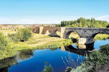 Puente sobre el río Órbigo, imagen de lanzamiento con la que se ilustra ‘Yo, Rajel Ezra. La amante de Alfonso VIII’. DL