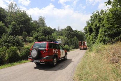 Bomberos y medios de extinción, en un camino rural en la Tebaida durante el último fuego. BARREDO