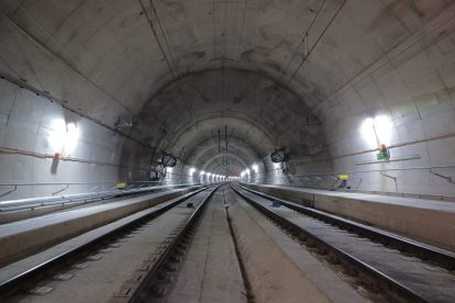 Interior del túnel de la Variante entre La Robla y Lena. ADIF