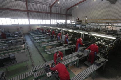 Trabajadoeres de la pizarra en una industria situada en San Pedro de Trones. L. DE LA MATA