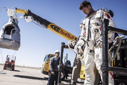 Baumgartner en la cápsula desde la que se lanzará al vacío.