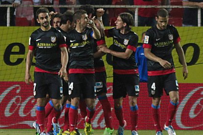 Los jugadores del Atlético celebran el único gol del partido.