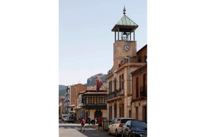 El centro de La Robla,  con el Ayuntamiento como gran referencia urbana. JESÚS F. SALVADORES