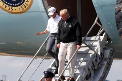 Donald Trump y Melania a su llegada a la base aéra de Florida.