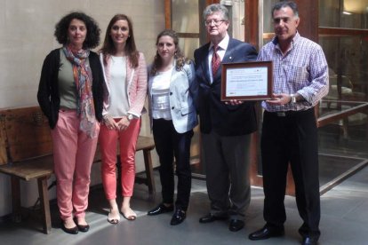 Las profesoras responsables del proyecto, Vicente Clemente y Francisco Mateo con el diploma.