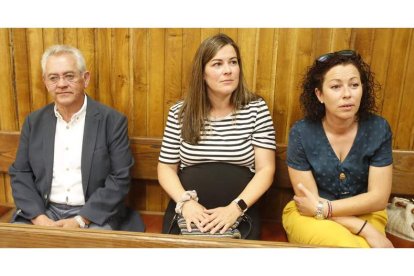 José Miguel Nieto, Sara Fernández y Carolina Arias, ayer en Astorga, mientras esperaban la votación. RAMIRO