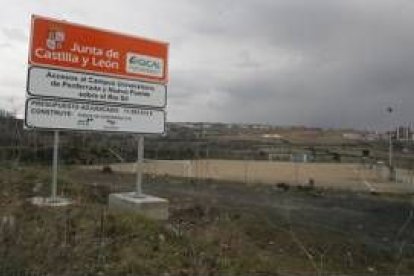 Cartel anunciador de las obras en la margen del río próxima a la vieja térmica de la MSP