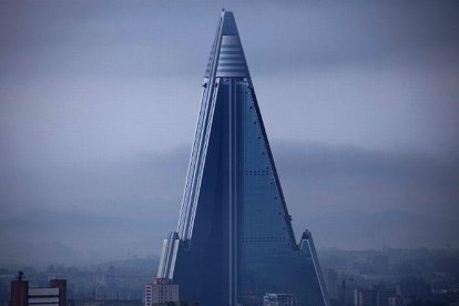 Se han visto tres habitaciones iluminadas en lo alto del hotel vacío Ryugyong, en Pyongyang, Corea del Norte.