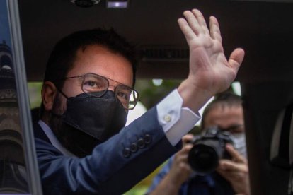 Pere Aragonès saluda desde su coche oficial. ENRIC FONTCUBERTA